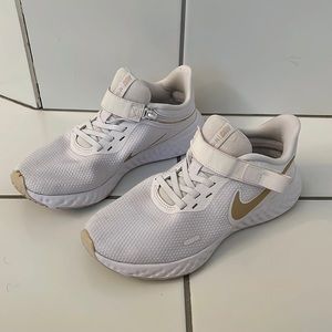 White Nike revolution